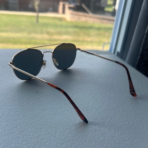 NEW Gold Frame Sunglasses with Black Lenses - Picture 3 of 5